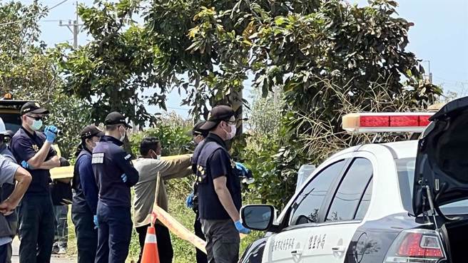 警方目前在現場釐清事發經過，同時報請檢察官相驗，釐清死因。（張毓翎攝）