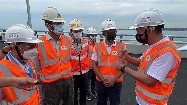 金门大桥即将于10月底完工通车，杨镇浯县长今早率同副县长李增财、工务处处长许鸿志等人登桥替施工团队加油打气。（县府提供）