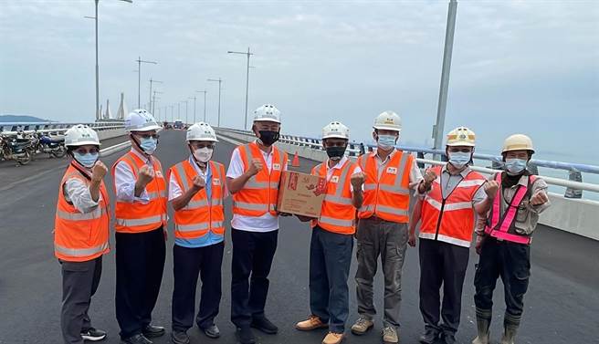 金门大桥即将于10月底完工通车，杨镇浯县长今早率同副县长李增财、工务处处长许鸿志等人登桥替施工团队加油打气。（县府提供）