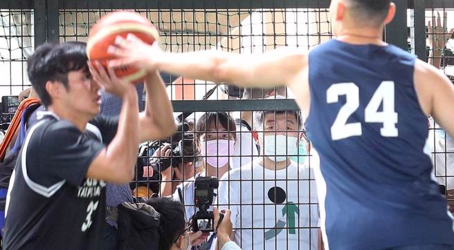 民进党台北市长参选人陈时中（右二）上午前往新生高架桥篮球场，却因管理单位市府体育局以行政中立、禁止竞选活动的规定为由，婉拒他进入球场，一行人只站在球场外观赛。（范扬光摄）