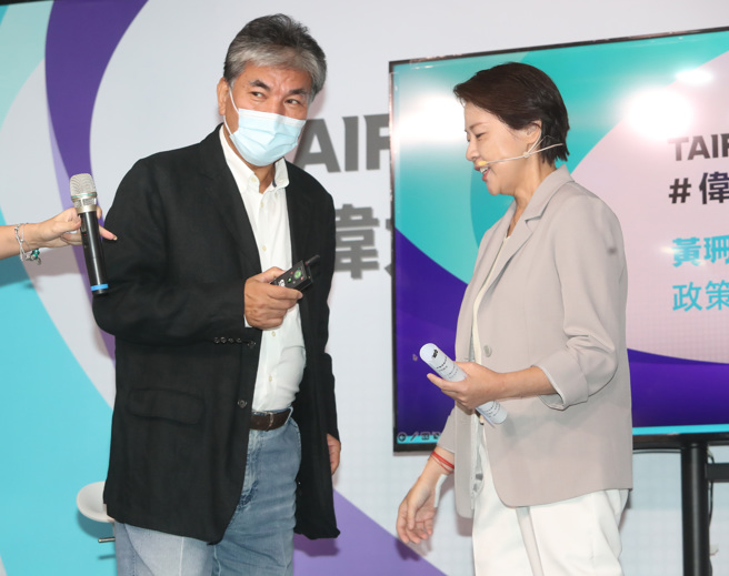 台北市长参选人黄珊珊（右）6日发表都市再生新样貌政见，现场宣布前内政部长李鸿源（左）担任黄珊珊竞选团队市政总顾问一职，同时也邀请到李鸿源来分享都市更新的经验，李鸿源表示他支持所有「非绿」的候选人；有媒体问到是否支持民进党台北市长参选人陈时中，李鸿源表示陈时中要搞马桶他不支持他。（郑任南摄）