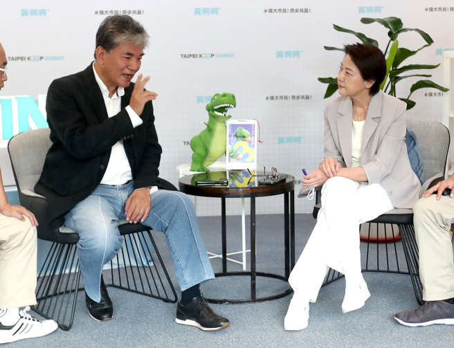 台北市长参选人黄珊珊（右）6日发表都市再生新样貌政见，现场宣布前内政部长李鸿源（左）担任黄珊珊竞选团队市政总顾问一职，同时也邀请到李鸿源出席，活动后两人继续在黄珊珊的竞选总部交换意见。（郑任南摄）