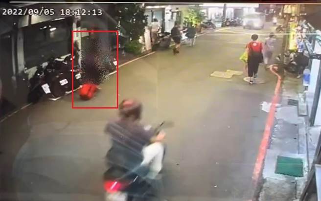 梁男大哥（红框处）曾多次从住处拖行红色行李箱出门。（民眾提供／李奇叡新北传真）