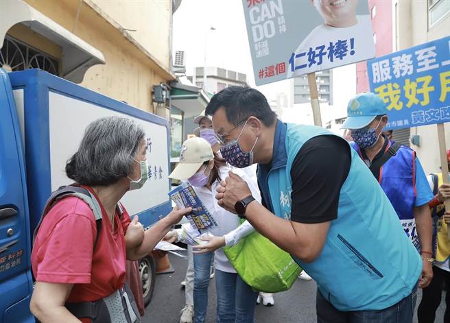 國民黨新竹市長參選人林耕仁6日持續在東區掃街拜票。（林耕仁提供／陳育賢新竹傳真）