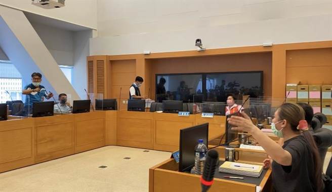 台中市议会教育文化委员会上国、民两党议员针对狼师案争论不休。（张亦惠摄）