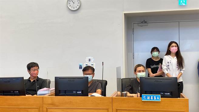 台中市议会民进党团总召江肇国（左一）批教育局到现在还继续包庇掩护狼师，不同意直接审教育局的预算。（张亦惠摄）