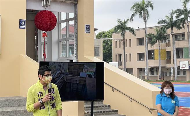 神冈区圳堵国小缺少无障碍电梯和坡道，市议员周永鸿成功争取经费装设无障碍电梯。（市议员周永鸿提供／陈淑娥台中传真）