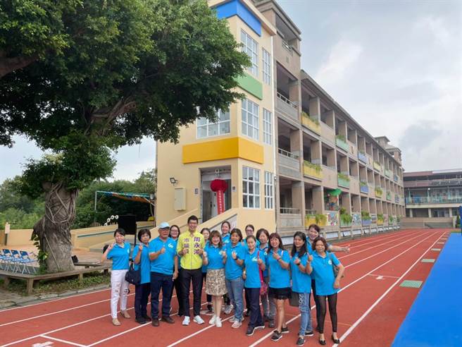 神冈区圳堵国小缺少无障碍电梯和坡道，市议员周永鸿成功争取经费装设无障碍电梯。（市议员周永鸿提供／陈淑娥台中传真）