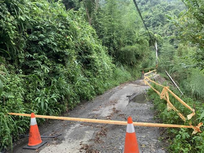 新竹县五峰乡往霞喀罗农路因受颱风雨势影响地基掏空，目前封闭中。（桃山村办公室提供／邱立雅竹县传真）