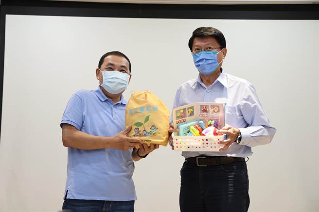 侯友宜合体谢龙介，参观新北公托政策。（叶德正摄）