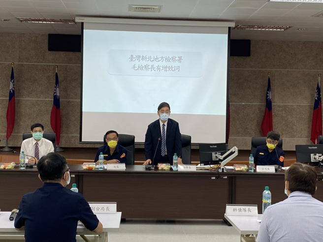新北地检署检察长毛有增率主任检察官洪三峯、杨景舜亲赴林口警分局，指导查贿制暴的工作重点，并指导查贿技巧。(林口分局提供)