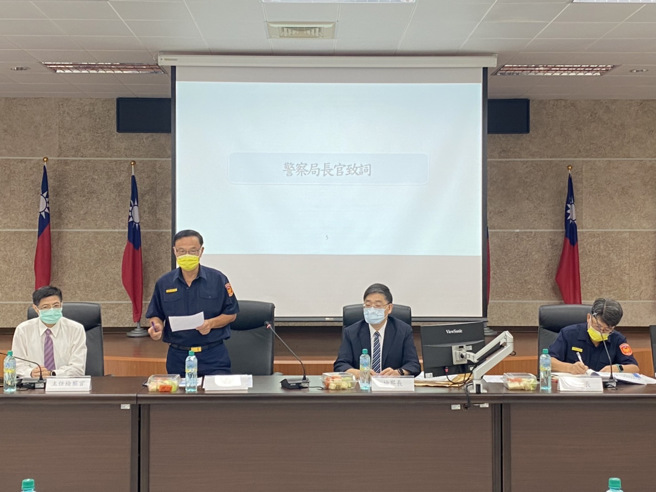 新北地检署检察长毛有增率主任检察官洪三峯、杨景舜亲赴林口警分局，指导查贿制暴的工作重点，并指导查贿技巧。(林口分局提供)