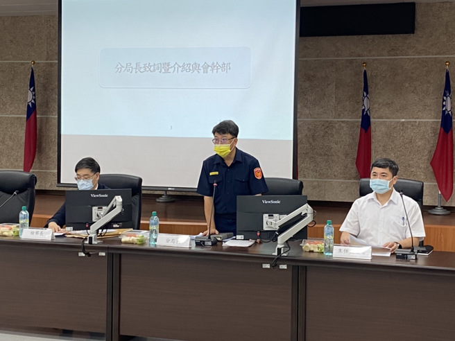 新北地检署检察长毛有增率主任检察官洪三峯、杨景舜亲赴林口警分局，指导查贿制暴的工作重点，并指导查贿技巧。(林口分局提供)