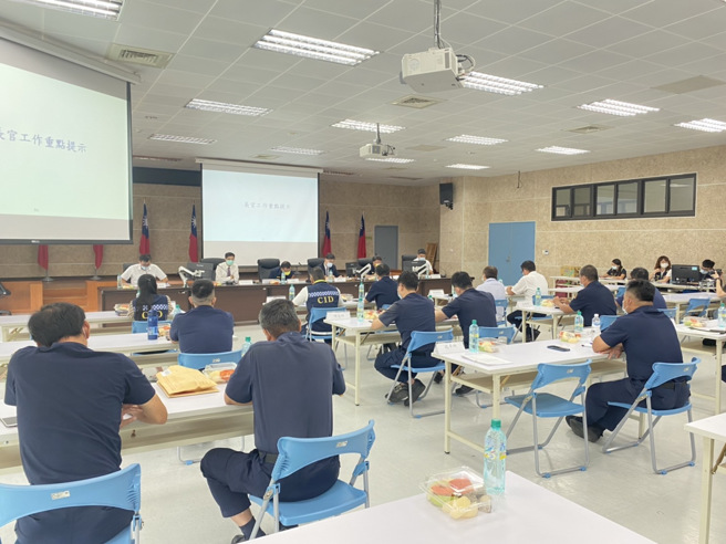 新北地检署检察长毛有增率主任检察官洪三峯、杨景舜亲赴林口警分局，指导查贿制暴的工作重点，并指导查贿技巧。(林口分局提供)