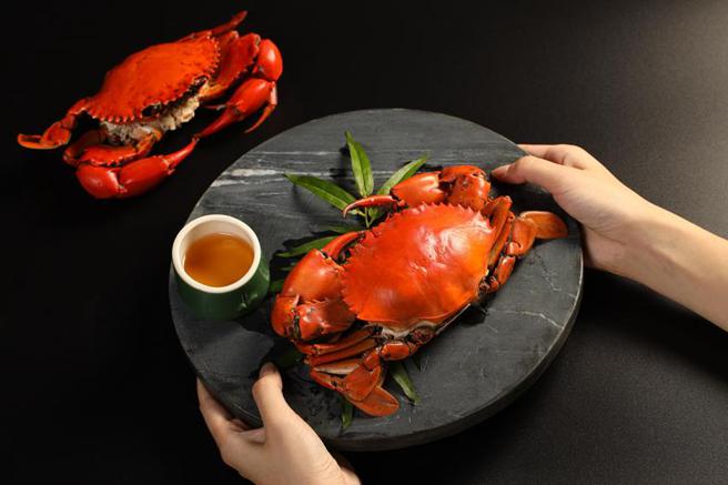 （抢攻秋季啖蟹商机，烟波集团自10月1日至12月31日以「一宴三品」的澎湃宴席推出「金蟹吮指宴｜一泊二飨住房专案」，各馆同步推出蟹肴珍馔。图／烟波集团提供）