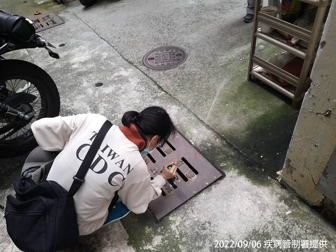 防疫人员于高雄市前镇区执行孳生源查核。（疾病管制署提供）