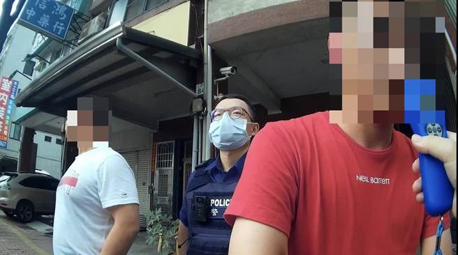 刘男今日上午开车停等红灯时，居然睡着了，后方驾驶见刘男车虽还在发动，但绿灯以久都未起步，担心有异报警，警消获报到场才发现是刘男睡着了。警方盘查时发现刘男是无照驾驶，实施酒测值达0.24，虽未达公共危险罪标准，但还是依无照、酒驾开罚外，也吊扣车辆牌照。（翻摄照片／崔正纲高雄传真）