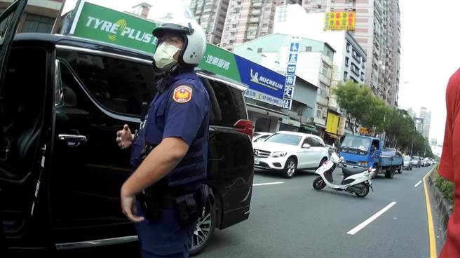 警消获报赶往现场救援，敲车窗时发现刘男居然是坠入梦乡。（翻摄照片／崔正纲高雄传真）