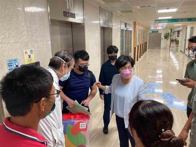 县长王惠美得知后，当晚也偕同警察局长吴坤旭到医院探视。（本报资料照片）