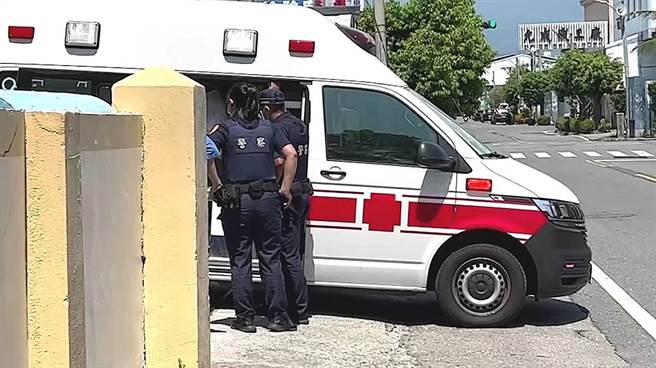 台东6日清晨发生罕见意外，38岁林姓男子在家中爬高取物时不慎跌落，竟被竖立的钓鱼竿从下颚刺入、从右眼穿出。男子经初步治疗，等待手术过程中竟不顾拦阻逃离医院。（民眾提供／蔡旻妤台东传真）