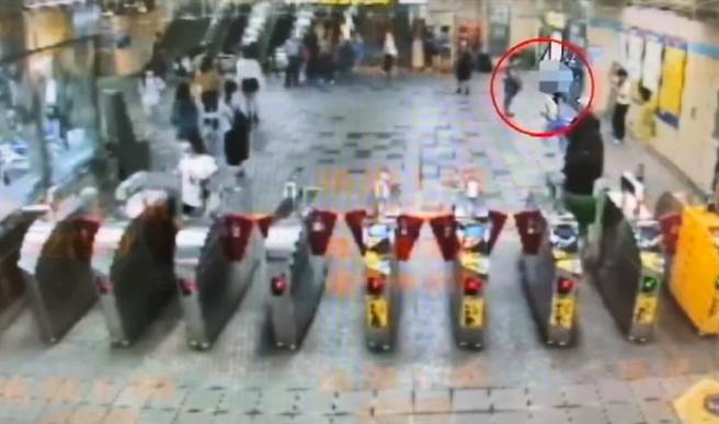 51歲男子揮拳攻擊17歲女高中生。（翻攝畫面）