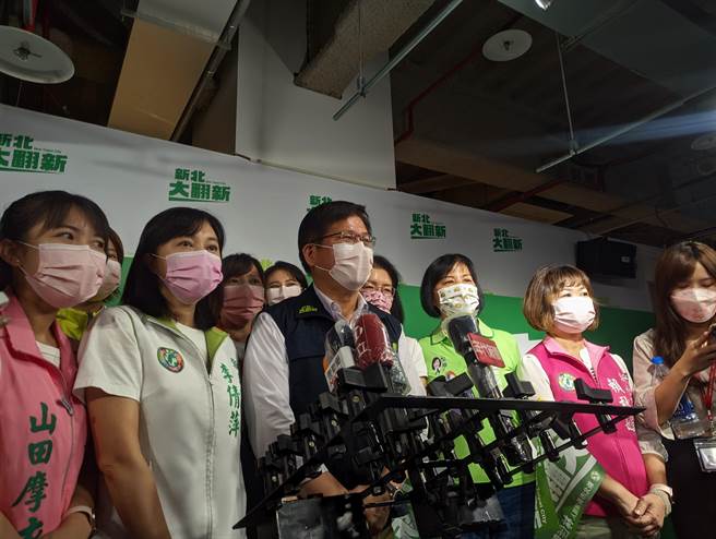 中和2岁男童恩恩案持续引发社会关注，民进党新北市长参选人林佳龙6日在板桥的竞选办公室出席助选团成立活动时，提及此事仍难掩怒气。(黄敬文摄)