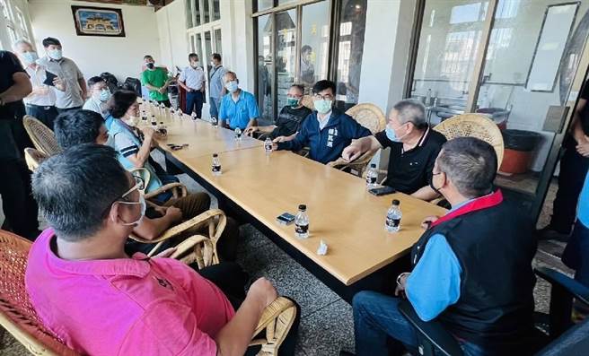 高雄市长陈其迈今（6）日走访大林蒲，前往凤林宫参拜，沿海6里里长随行，力挺陈其迈连任。（柯宗纬翻摄）