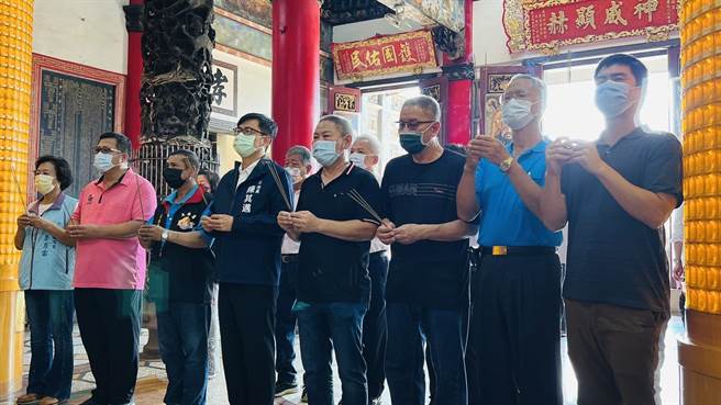 高雄市长陈其迈今（6）日走访大林蒲，前往凤林宫参拜，沿海6里里长随行，力挺陈其迈连任。（柯宗纬翻摄）