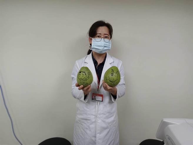 为恭纪念医院眼科主任林淑芳每年都会在柚子上彩绘卡通人物。（为恭医院提供／李京升苗栗传真）