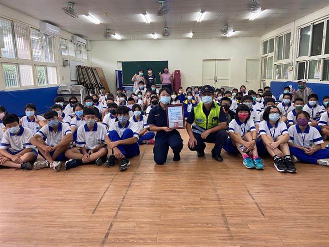 东势警分局茅埔派出所警员至辖内东华国中，进行跟骚法法治教育及预防犯罪宣导。（警方提供）