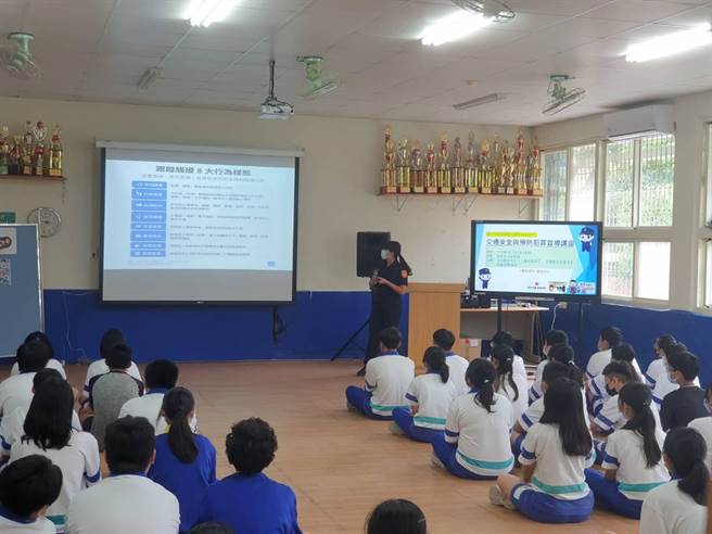 东势警分局茅埔派出所警员至辖内东华国中，进行跟骚法法治教育及预防犯罪宣导。（警方提供）