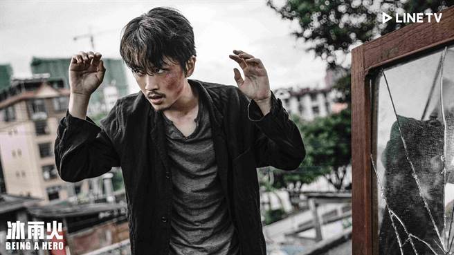 陈晓几乎集集挨打，甚至被拿酒瓶敲头。（LINE TV提供）