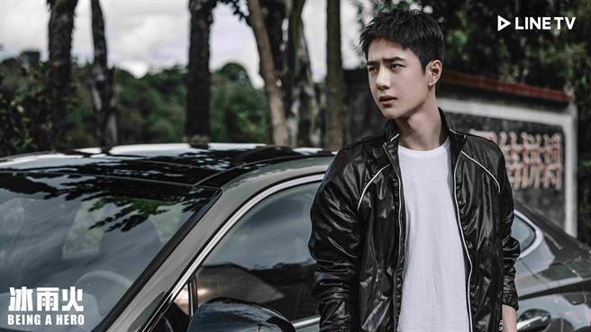 王一博成为缉毒警察，怀疑昔日好兄弟陈晓贩毒而开始追查。（LINE TV提供）