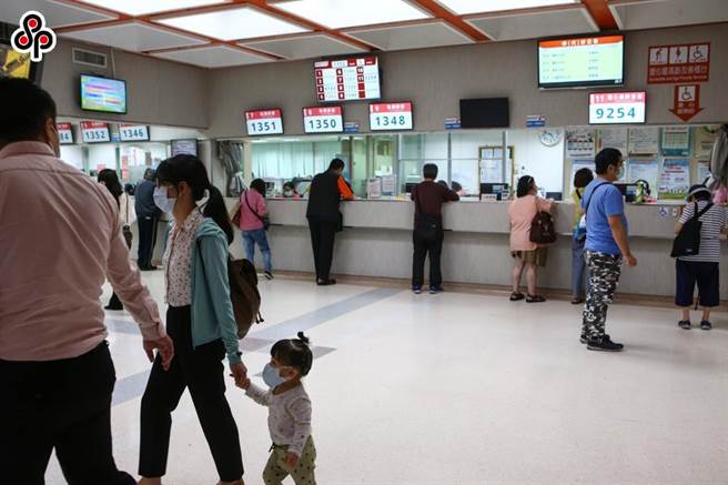 无接触付款方式日益兴盛，各医疗院所也陆续推广行动支付。图为民眾在医院内临柜批价画面。（邓博仁摄）