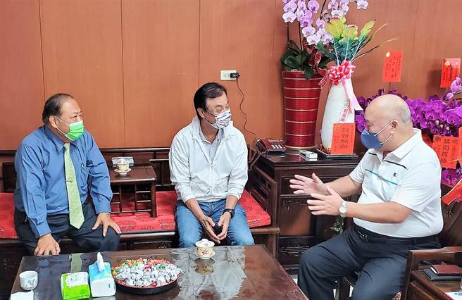 苏嘉全跨海来到澎湖，在民进党澎湖县长候选人陈光復陪同之下，到资深县议员张再兴服务处拜会，「拔桩」意味浓厚。（张茂雄摄）