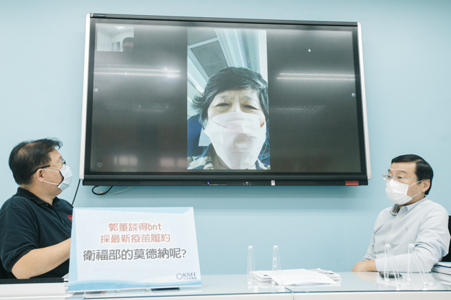 國民黨團總召曾銘宗（右）、書記長李德維（左）、副書記長洪孟楷6日召開「說好了超前部署 蔡政府的BA.5疫苗怎麼又落後？」 記者會，認為蔡政府的超前部署簡直是慢半拍，根本就是落後部署；視訊與會的台大公衛學院兼任教授金傳春（中後）表示，政府不能一直只靠武漢病毒株疫苗，一定要研發次世代疫苗，且最好要有雙價疫苗，能同時對抗流感與新冠肺炎。（郭吉銓攝）