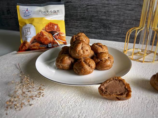 昂舒巴黎联手-18度C巧克力工房打造比利时巧克力小泡芙，7-11门市单入包装售价6入49元。（昂舒巴黎提供）