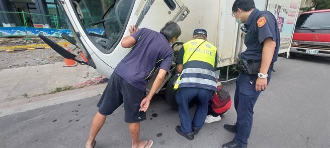 员警掀开车头从引擎号码确认报废车辆车籍。（翻摄画面）