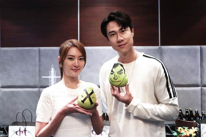 中秋节将，杨雅筑（左）、刘书宏在直播中画柚子。（中视提供）