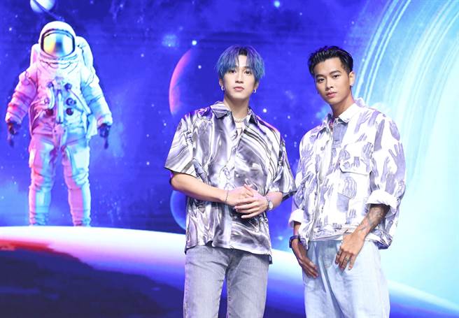 娄峻硕（左）、高尔宣今为「太空港音乐艺术嘉年华」售票记者会站台。（陈俊吉摄）