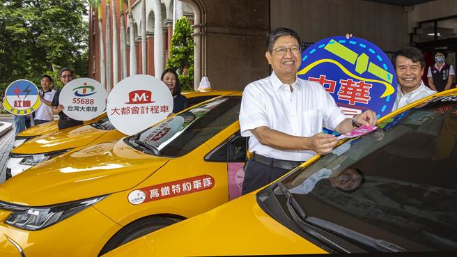 县长杨文科将「敬老爱心车队」贴纸标志贴在4大车队计程车挡风玻璃右上方，宣告竹县敬老爱心卡正式开通计程车服务。（罗浚滨摄）