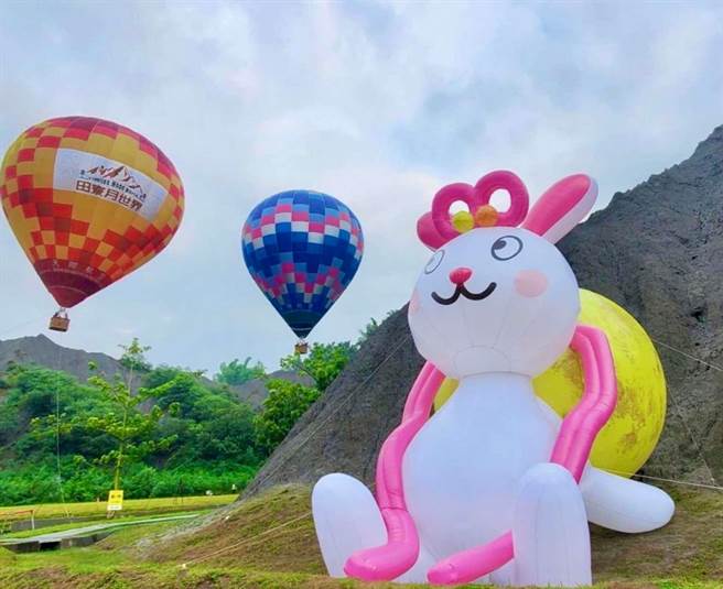 田寮月世界举办热气球活动，搭配中秋节，特别制作6米高超应景的「缤纷嫦娥兔」。（高市观光局提供／柯宗纬高雄传真）