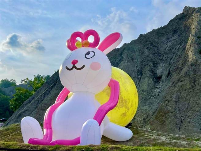 田寮月世界举办热气球活动，搭配中秋节，特别制作6米高超应景的「缤纷嫦娥兔」。（高市观光局提供／柯宗纬高雄传真）