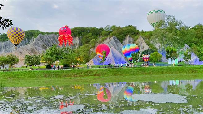 高市府观光局特别献上中秋大礼，除原本3颗热气球外，中秋连假3天再加码1颗，等于每天增加80个名额可搭热气球。（高市观光局提供／柯宗纬高雄传真）