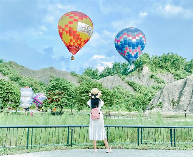 高市府观光局特别献上中秋大礼，除原本3颗热气球外，中秋连假3天再加码1颗，等于每天增加80个名额可搭热气球。（高市观光局提供／柯宗纬高雄传真）