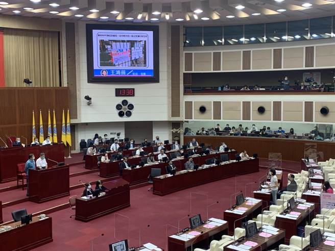 北市民政局长蓝世聪表示自己是民进党员，支持党内提名的候选人，台北市议员王鸿薇今问柯此举是否有脚踏两条船之嫌，图为台北市议会。（张芷瑜摄）