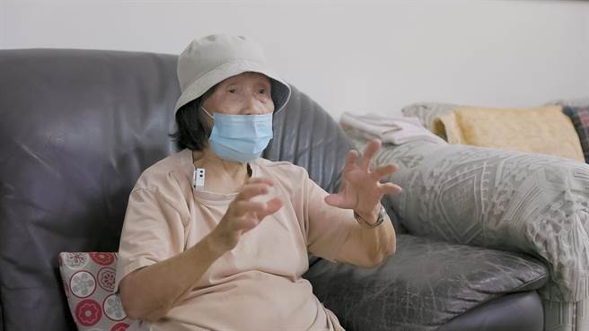 陈运栋的太太黄春枝6日为锺东锦抱不平。（锺东锦竞选团队提供／李京升苗栗传真）