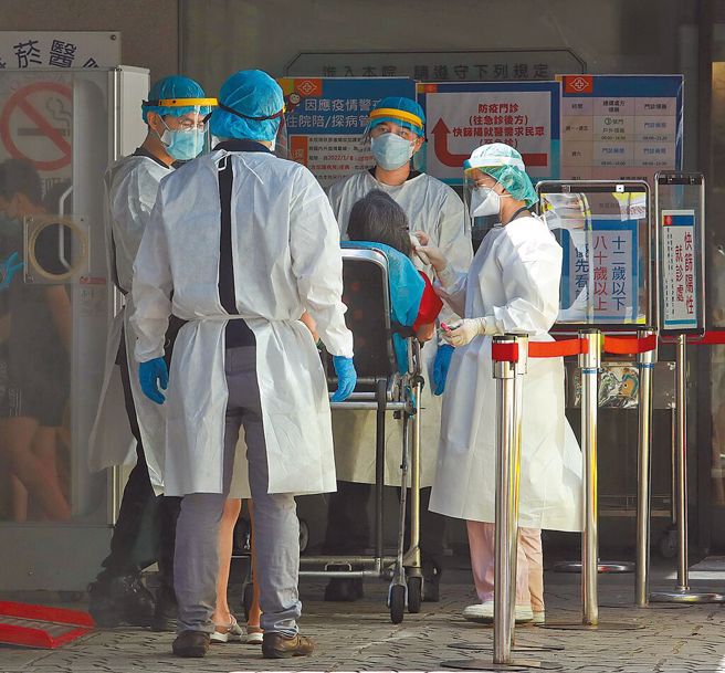 上周（8月29日至9月4日）照护机构住民阳性率从0.6升至1％，反应确诊数增加。图为医护人员为躺在担架上的民眾量测耳温。（资料照／刘宗龙摄）