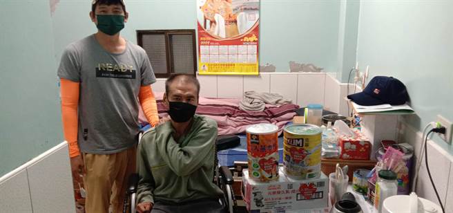 重度身障的张先生，看到照顾他的居服员带着物资上门，感受到社会的关。(全联庆祥慈善事业基金会提供)