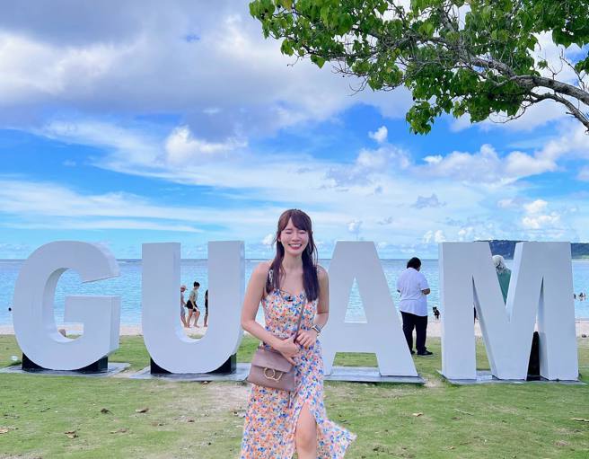 林莎到关岛PO碎花洋装照，喜从疫情解封。(图/林莎 IG)